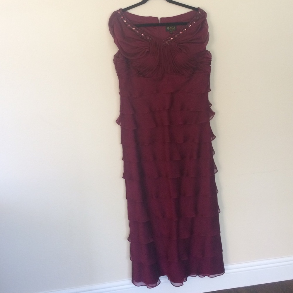 Ignite gown NWOT size 18 prom homecoming